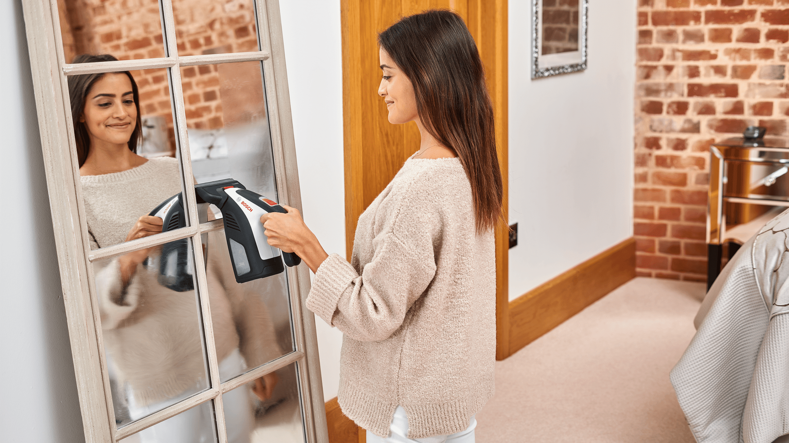 Bosch GlassVAC при почистване на прозорец